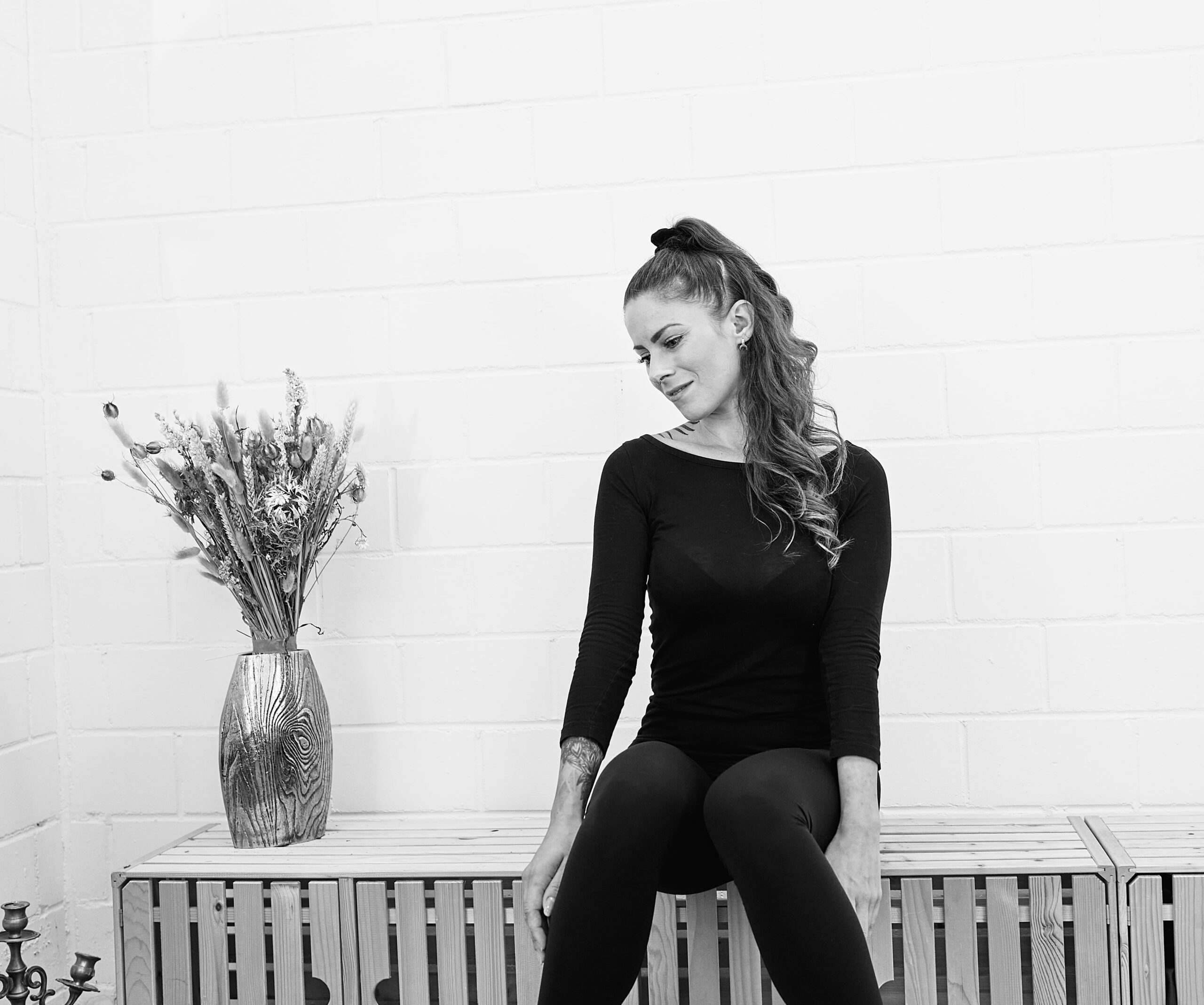 Mary und Blume auf Bank